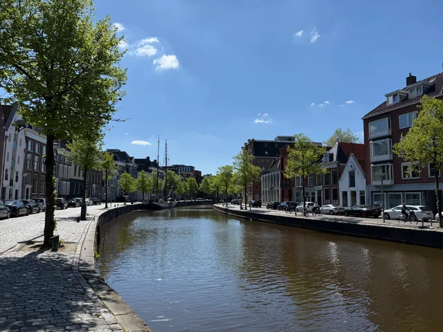 Water en historische gevels in de Groningse binnenstad